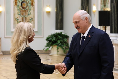 Лукашенко в преддверии Дня народного единства вручил госнаграды заслуженным представителям различных сфер