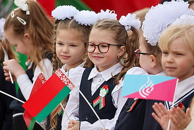 С огромной гордостью за достижения страны. Государственный флаг в 81 м пронесли по главной площади Гомеля