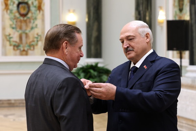 Лукашенко в преддверии Дня народного единства вручил госнаграды заслуженным представителям различных сфер