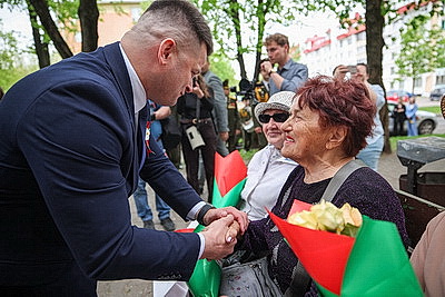 Ветераны Великой Отечественной войны принимают поздравления с 9 Мая