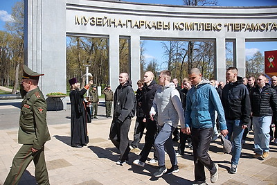 Торжественная отправка новобранцев на срочную военную службу прошла в Минске и регионах Беларуси