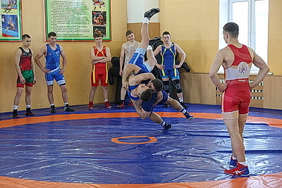 Чемпион мира по греко-римской борьбе провел встречу с суворовцами