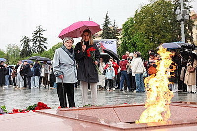 Народное возложение цветов к монументу Победы проходит в Минске