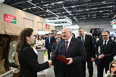 Лукашенко вручил символы Государственного знака качества