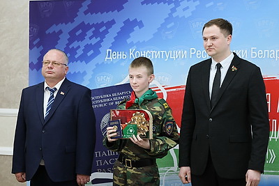 Свои первые паспорта из рук председателя КГК получили десять юных белорусов