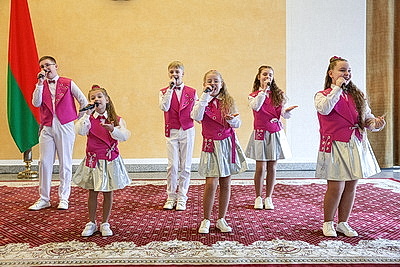 Орденом Матери наградили 42 представительниц Минской области