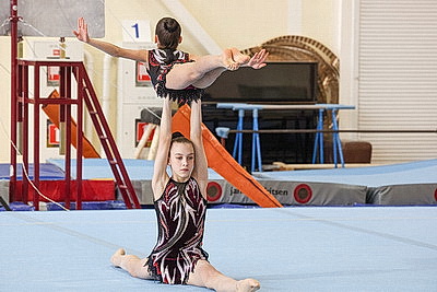 Турнир по спортивной акробатике \"Киндр-сюрприз\" собрал более 200 участников из Беларуси и России