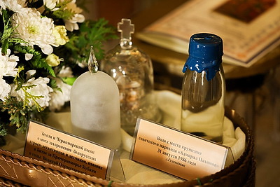 В крипту Всехсвятского храма заложили капсулы с землей и водой с мест гибели белорусов