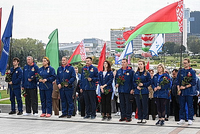 \"Сила в движении и единстве\". Спортсмены присоединились к праздничному велопробегу