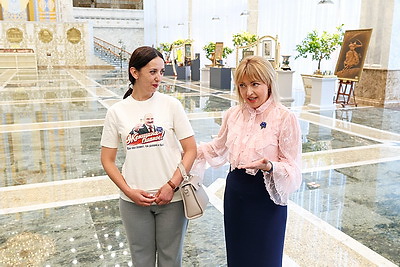 \"Мы разные, но мы едины\". Экскурсия во Дворец Независимости дала старт новому проекту Белорусского союза женщин