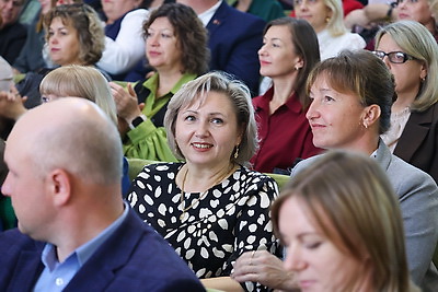 Учителя продолжают принимать поздравления в преддверии профессионального праздника