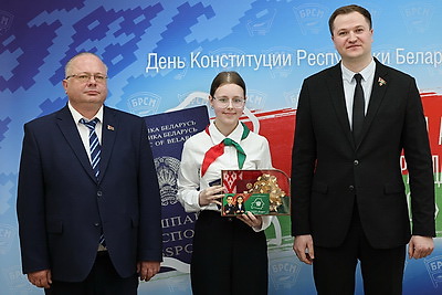 Свои первые паспорта из рук председателя КГК получили десять юных белорусов