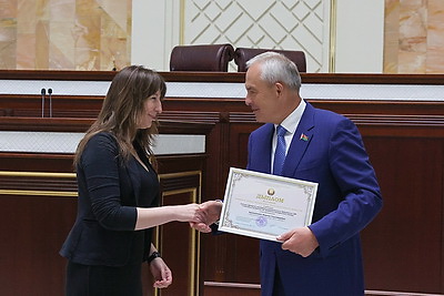 \"Вы выстраиваете открытый диалог между обществом и властью\". Сотрудников СМИ наградили в Палате представителей