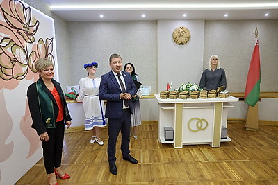 Подарок - в День народного единства. В Витебске многодетным семьям вручили \"Бацькавы кашулі\"