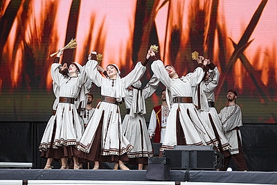 \"Герб, флаг и гимн вдохновляют на свершения\". Тысячи гродненцев объединились на торжественном митинге