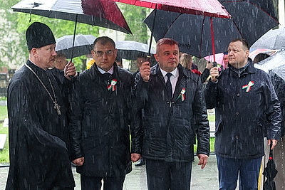 Почтить память погибших. Возложения цветов к братским могилам и мемориалам проходят в канун Дня Победы