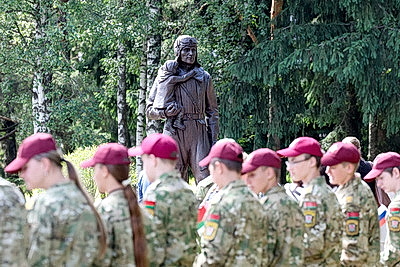 Памятник летчику Александру Мамкину открыли в столичном парке