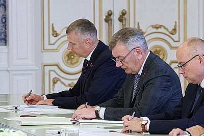 Лукашенко собрал совещание по отдельным вопросам социально-экономического развития
