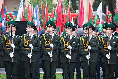Лукашенко возложил венок к монументу Победы в Минске