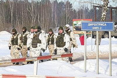 Десантники и гвардейцы во время проверки ВС сдают нормативы по огневой подготовке в Борисовском районе
