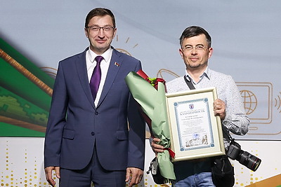Сотрудников СМИ наградило руководство Минска