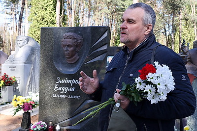 Память Змитрока Бядули почтили на Восточном кладбище в Минске
