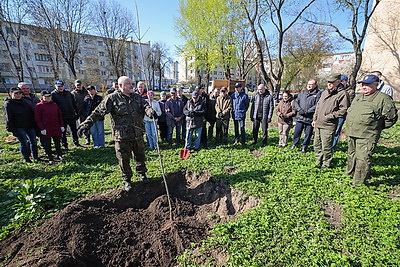 Республиканский субботник: сотрудники Госсекретариата приняли участие в благоустройстве сквера