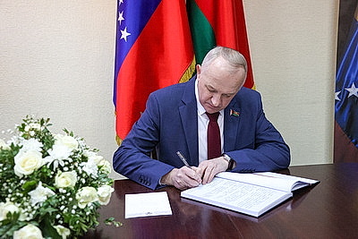 В посольстве Венесуэлы в Минске открыта книга соболезнований