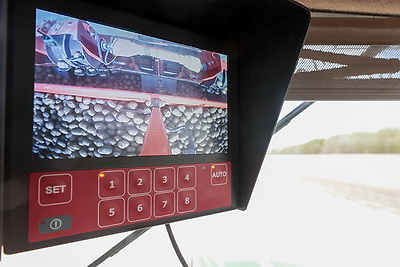 Посадка раннего картофеля идет в крупном хозяйстве Ивановского района