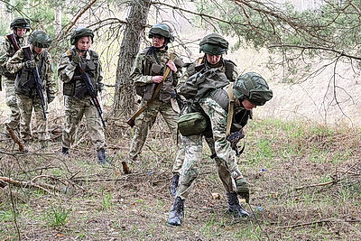 Не только в строю, но и в бою: комбинированный марш-бросок для военнослужащих девушек прошел в Чаусском районе