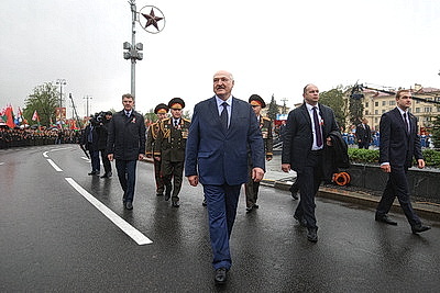 Лукашенко возложил венок к монументу Победы в Минске