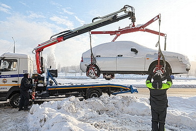 В Витебске эвакуаторы ГАИ убирают автомобили, припаркованные вдоль дороги и мешающие уборке снега