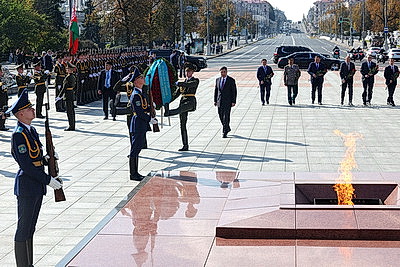 Премьер-министр Казахстана возложил венок к монументу Победы в Минске