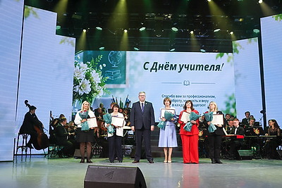 Учителя продолжают принимать поздравления в преддверии профессионального праздника