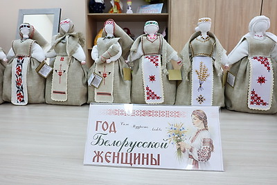 Бизнес-уроки с иголкой и ниткой. Как гомельские гимназистки создали текстильных кукол-берегинь