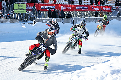 С жаждой адреналина. Белорусские гонщики покорили стихию на соревнованиях по мотоспидвею