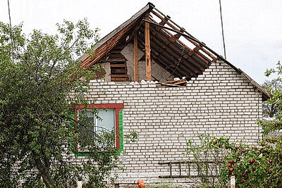 Снесенные крыши и оборванные провода. Минская область ликвидирует последствия удара стихии