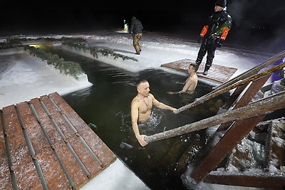 Православные верующие празднуют Крещение Господне