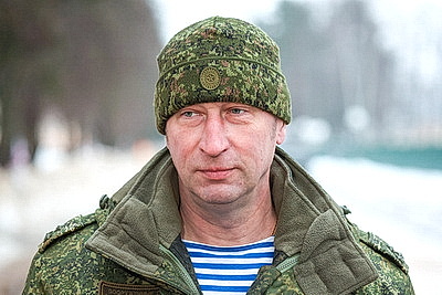 Марш-бросок и подтягивание. Десантники и гвардейцы сдают нормативы по физподготовке во время проверки ВС