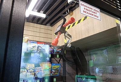 Робот-продавец появился на заправке под Гомелем