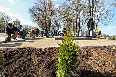 Республиканский субботник: премьер-министр принял участие в благоустройстве братской могилы в Минском районе