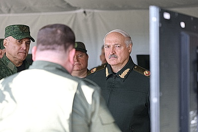 Лукашенко ознакомился с развитием и практическим использованием в войсках систем связи