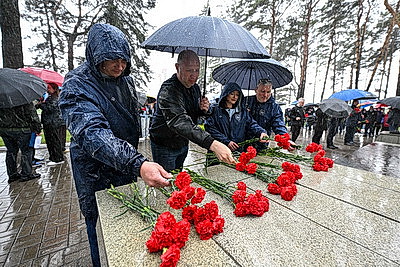 Почтить память погибших. Возложения цветов к братским могилам и мемориалам проходят в канун Дня Победы