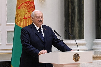 Лукашенко в преддверии Дня народного единства вручил госнаграды заслуженным представителям различных сфер