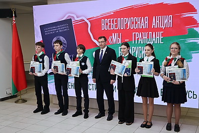 \"Важный день, который останется в памяти\". Столичным школьникам вручили паспорта в Минской ратуше