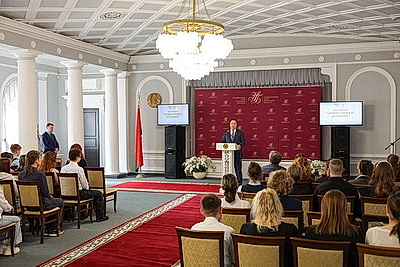 Победителей конкурса видеоблогеров \"Деньги имеют значение\" наградили в Нацбанке