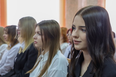 Половинки яблок и экскурс в историю. Учащиеся колледжей приняли участие в акции \"Беларусь адзіная\"