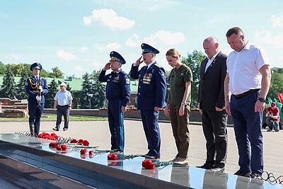 Участники автопробега \"Города-герои - города Героев: Дорогами народных ополченцев\" возложили цветы в Брестской крепости