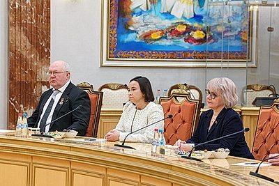 Лукашенко вручил дипломы доктора наук и аттестаты профессора