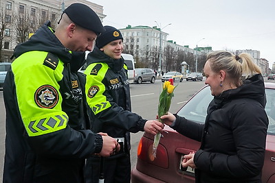 Вместо проверки документов - цветы. Сотрудники ГАИ поздравили могилевских женщин-водителей